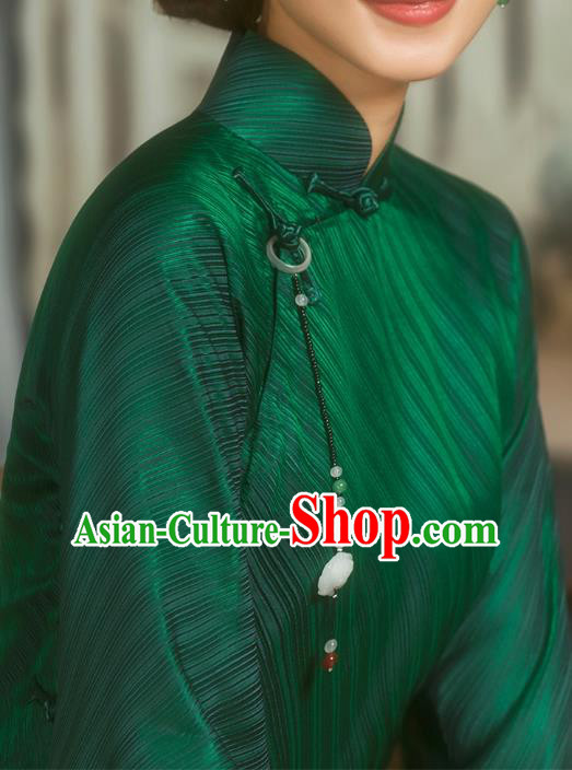 China Classical Green Silk Cheongsam Traditional Minguo Shanghai Woman Wide Sleeve Qipao Dress China Classical Green Silk Cheongsam Traditional Minguo Shanghai Woman Wide Sleeve Qipao Dress