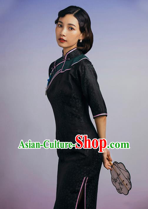 China Classical Plum Pattern Dark Green Silk Cheongsam Traditional Minguo Shanghai Qipao Dress China Classical Plum Pattern Dark Green Silk Cheongsam Traditional Minguo Shanghai Qipao Dress