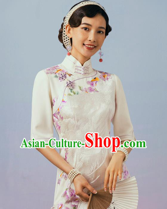 China Classical White Silk Cheongsam Traditional Minguo Shanghai Suzhou Embroidered Qipao Dress China Classical White Silk Cheongsam Traditional Minguo Shanghai Suzhou Embroidered Qipao Dress
