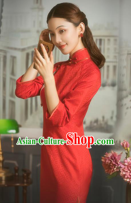 China Classical Wedding Bride Red Silk Cheongsam Traditional Minguo Shanghai Young Lady Qipao Dress China Classical Wedding Bride Red Silk Cheongsam Traditional Minguo Shanghai Young Lady Qipao Dress