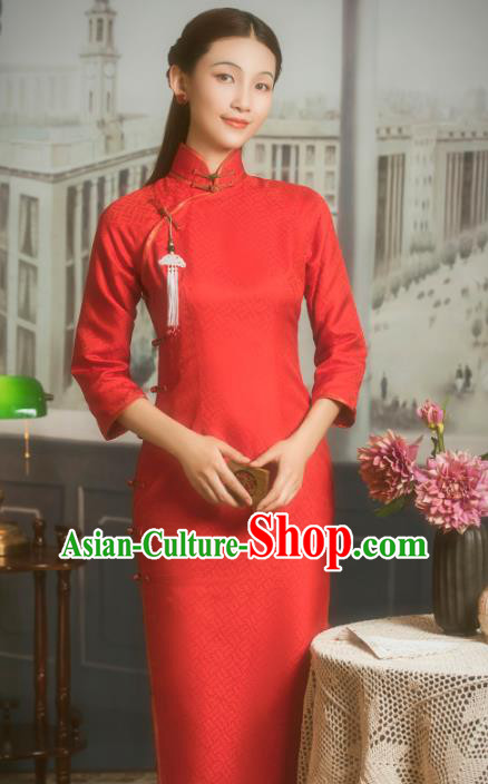 China Classical Wedding Bride Red Silk Cheongsam Traditional Minguo Shanghai Young Lady Qipao Dress China Classical Wedding Bride Red Silk Cheongsam Traditional Minguo Shanghai Young Lady Qipao Dress