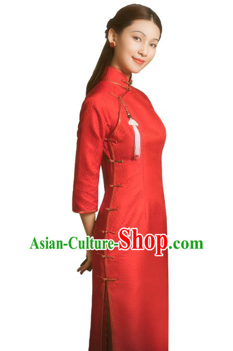 China Classical Wedding Bride Red Silk Cheongsam Traditional Minguo Shanghai Young Lady Qipao Dress China Classical Wedding Bride Red Silk Cheongsam Traditional Minguo Shanghai Young Lady Qipao Dress