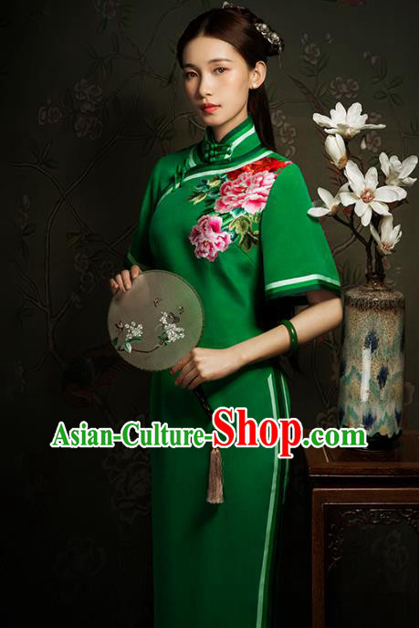 China Classical Suzhou Embroidered Peony Cheongsam Traditional Minguo Young Lady Green Silk Qipao Dress China Classical Suzhou Embroidered Peony Cheongsam Traditional Minguo Young Lady Green Silk Qipao Dress