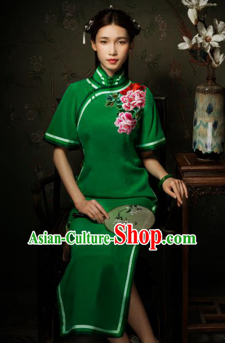 China Classical Suzhou Embroidered Peony Cheongsam Traditional Minguo Young Lady Green Silk Qipao Dress China Classical Suzhou Embroidered Peony Cheongsam Traditional Minguo Young Lady Green Silk Qipao Dress