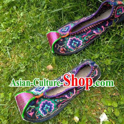 Chinese Handmade Embroidered Shoes Traditional Yi Nationality Shoes Yunnan Ethnic Shoes National Dance Shoes