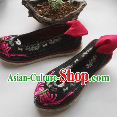 Chinese Traditional Yi Ethnic Woman Shoes National Strong Cloth Soles Shoes Handmade Black Satin Embroidered Shoes