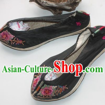 Chinese National Ethnic Strong Cloth Soles Shoes Handmade Black Embroidered Shoes Traditional Yunnan Yi Nationality Woman Shoes