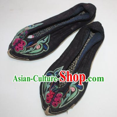 Chinese Handmade Black Embroidered Shoes Traditional Yunnan Yi Nationality Woman Shoes National Ethnic Strong Cloth Soles Shoes