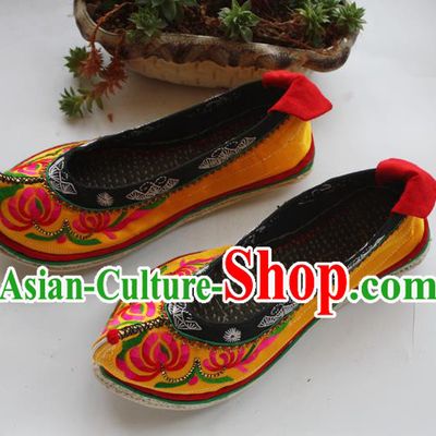 Chinese Ethnic Woman Shoes Handmade Yellow Satin Embroidered Shoes Traditional Yi Nationality Shoes National Strong Cloth Soles Shoes