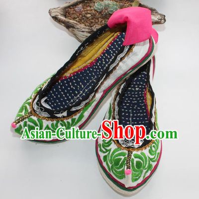 Chinese Traditional Yi Nationality Shoes National Strong Cloth Soles Shoes Ethnic Woman Shoes Handmade White Satin Embroidered Shoes