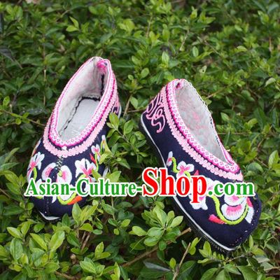 Chinese Traditional Yi Nationality Shoes National Navy Embroidered Shoes Handmade Strong Cloth Soles Shoes Ethnic Female Shoes
