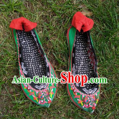 Chinese National Embroidered Green Satin Shoes Traditional Yi Nationality Shoes Yunnan Ethnic Female Shoes