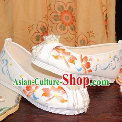 Chinese Traditional Ming Dynasty Hanfu Shoes Ancient Princess Shoes Embroidered Lotus Shoes White Cloth Shoes
