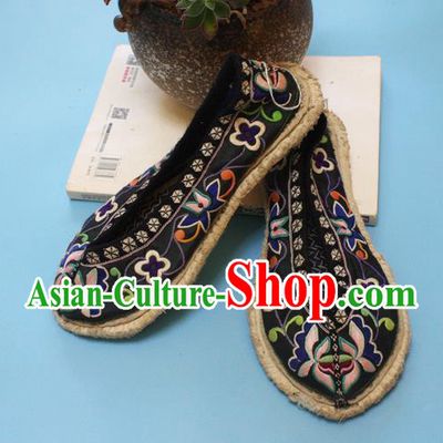 Chinese Handmade Strong Cloth Soles Shoes Folk Dance Shoes Traditional Yi Nationality Embroidered Black Shoes