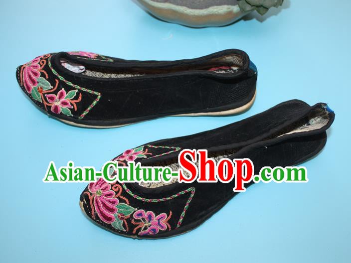 Chinese Handmade Yi Nationality Woman Shoes Yunnan Folk Dance Shoes Traditional Black Embroidered Shoes Chinese Handmade Yi Nationality Woman Shoes Yunnan Folk Dance Shoes Traditional Black Embroidered Shoes