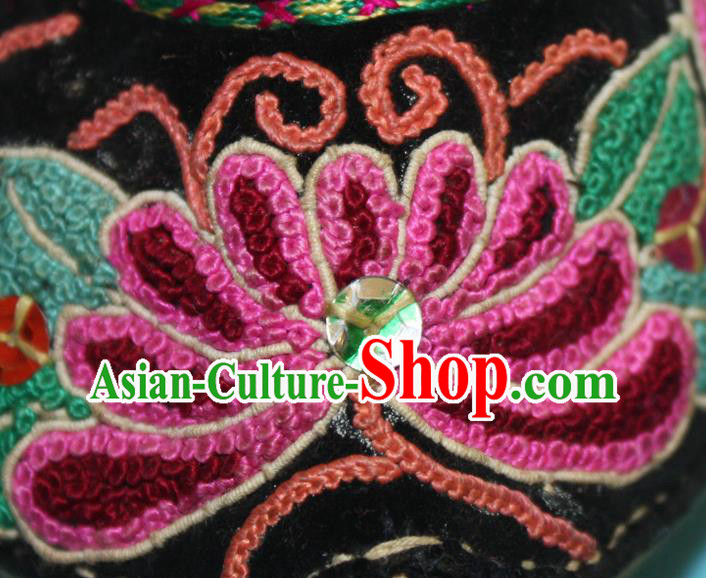Chinese Handmade Yi Nationality Woman Shoes Yunnan Folk Dance Shoes Traditional Black Embroidered Shoes Chinese Handmade Yi Nationality Woman Shoes Yunnan Folk Dance Shoes Traditional Black Embroidered Shoes