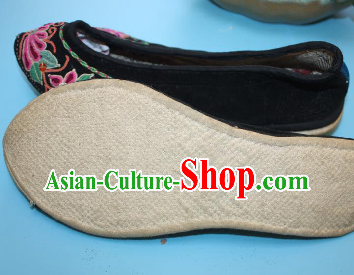 Chinese Handmade Yi Nationality Woman Shoes Yunnan Folk Dance Shoes Traditional Black Embroidered Shoes Chinese Handmade Yi Nationality Woman Shoes Yunnan Folk Dance Shoes Traditional Black Embroidered Shoes
