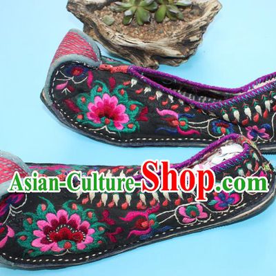Chinese Handmade Yi Nationality Shoes Yunnan Woman Folk Dance Shoes Traditional Ethnic Full Embroidered Shoes