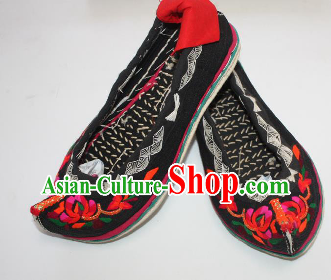 Chinese Yi Ethnic Female Shoes Traditional Black Embroidered Shoes Handmade Strong Cloth Soles Shoes Chinese Yi Ethnic Female Shoes Traditional Black Embroidered Shoes Handmade Strong Cloth Soles Shoes