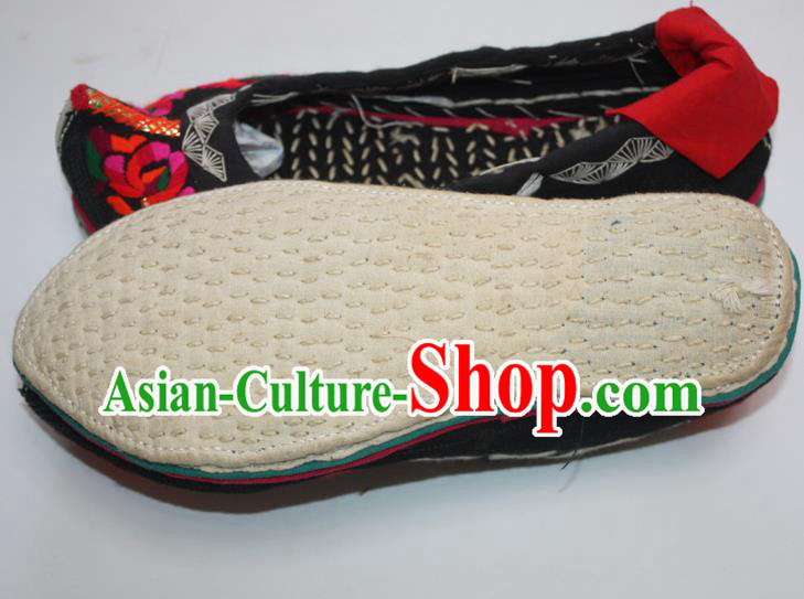 Chinese Yi Ethnic Female Shoes Traditional Black Embroidered Shoes Handmade Strong Cloth Soles Shoes Chinese Yi Ethnic Female Shoes Traditional Black Embroidered Shoes Handmade Strong Cloth Soles Shoes