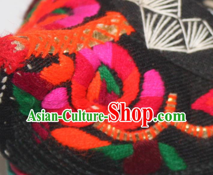 Chinese Yi Ethnic Female Shoes Traditional Black Embroidered Shoes Handmade Strong Cloth Soles Shoes Chinese Yi Ethnic Female Shoes Traditional Black Embroidered Shoes Handmade Strong Cloth Soles Shoes