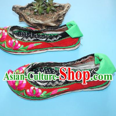 Chinese Yunnan Wedding Red Cloth Shoes Traditional Ethnic Embroidered Shoes Handmade Yi Nationality Female Shoes