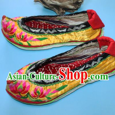 Chinese Handmade Yunnan Ethnic Yellow Satin Shoes Traditional Embroidered Shoes Yi Nationality Female Shoes