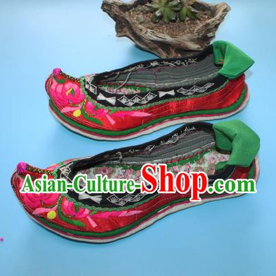 Chinese Handmade Yunnan Ethnic Woman Shoes Traditional Wedding Red Embroidered Shoes Yi Nationality Folk Dance Shoes