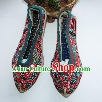 Chinese Yunnan Ethnic Folk Dance Shoes Handmade Strong Cloth Soles Shoes Shui Nationality Embroidered Shoes