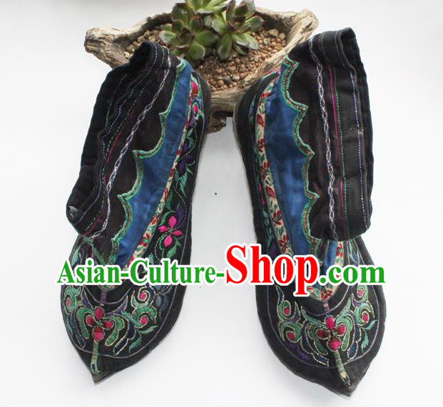 China Handmade Yi Nationality Shoes Yunnan Embroidered Black Boots China Handmade Yi Nationality Shoes Yunnan Embroidered Black Boots
