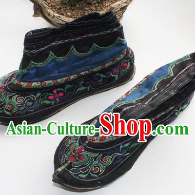 China Handmade Yi Nationality Shoes Yunnan Embroidered Black Boots