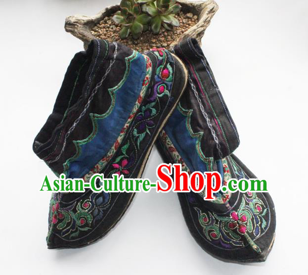 China Handmade Yi Nationality Shoes Yunnan Embroidered Black Boots China Handmade Yi Nationality Shoes Yunnan Embroidered Black Boots