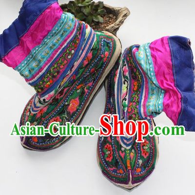 China Handmade Yi Nationality Shoes Yunnan Embroidered Green Satin Boots