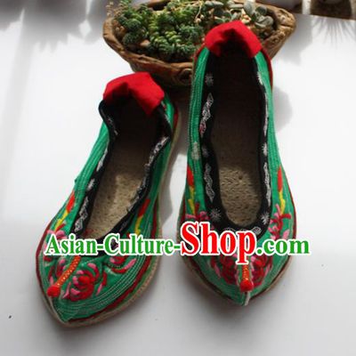 Chinese Yi Nationality Woman Shoes National Yunnan Embroidered Shoes Handmade Ethnic Dance Green Satin Shoes
