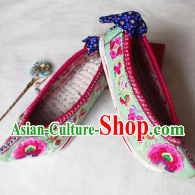 Chinese Handmade Ethnic Dance Green Satin Shoes Yi Nationality Woman Shoes National Yunnan Embroidered Shoes