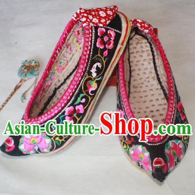 Chinese National Yunnan Black Embroidered Shoes Handmade Ethnic Shoes Yi Nationality Young Lady Shoes