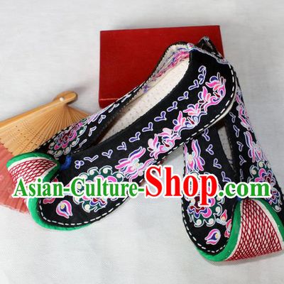 Chinese Yi Nationality Stage Performance Shoes National Yunnan Embroidered Shoes Handmade Ethnic Bride Shoes