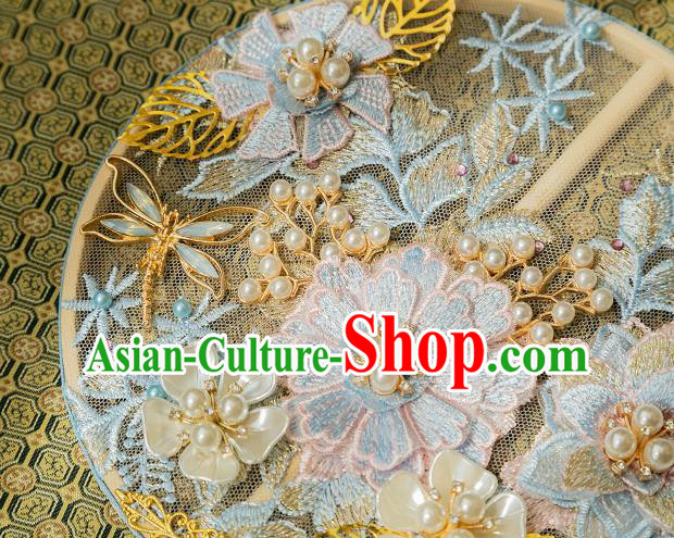 China Traditional Wedding Pearls Fan Bride Palace Fan Classical Embroidered Fan Handmade Silk Fan China Traditional Wedding Pearls Fan Bride Palace Fan Classical Embroidered Fan Handmade Silk Fan