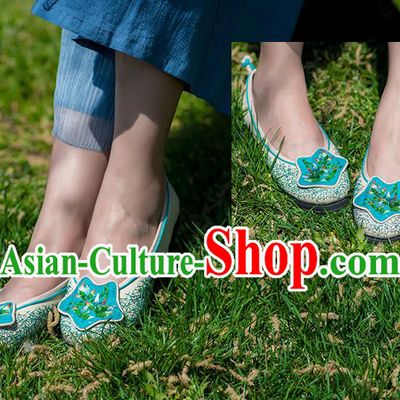 China Handmade Old Beijing Cloth Shoes Folk Dance Shoes National Woman Beige Flax Shoes Embroidered Bamboo Shoes