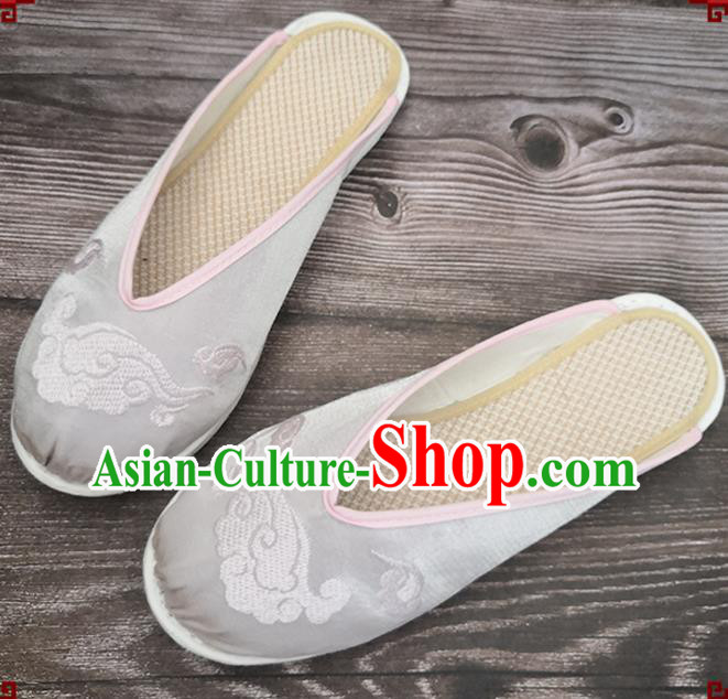 Chinese Woman Slippers National Shoes Handmade Embroidery Cloud Argent Satin Shoes Chinese Woman Slippers National Shoes Handmade Embroidery Cloud Argent Satin Shoes