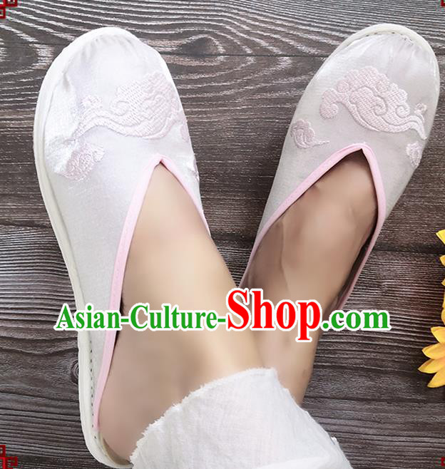 Chinese Woman Slippers National Shoes Handmade Embroidery Cloud Argent Satin Shoes Chinese Woman Slippers National Shoes Handmade Embroidery Cloud Argent Satin Shoes