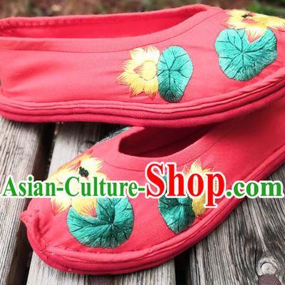 Handmade China National Woman Strong Cloth Shoes Yunnan Ethnic Folk Dance Shoes Wedding Bride Red Embroidered Lotus Shoes