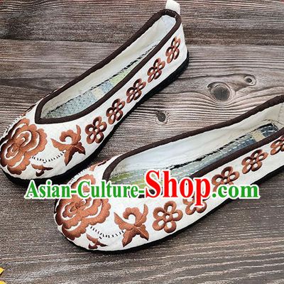 Handmade China Beige Embroidered Shoes National Woman Strong Cloth Shoes Yunnan Ethnic Folk Dance Shoes