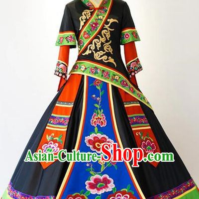 Yi Nationality Dresses Up Ethnic Minority Costumes In March 3rd Catwalk Show Costumes In Yunnan