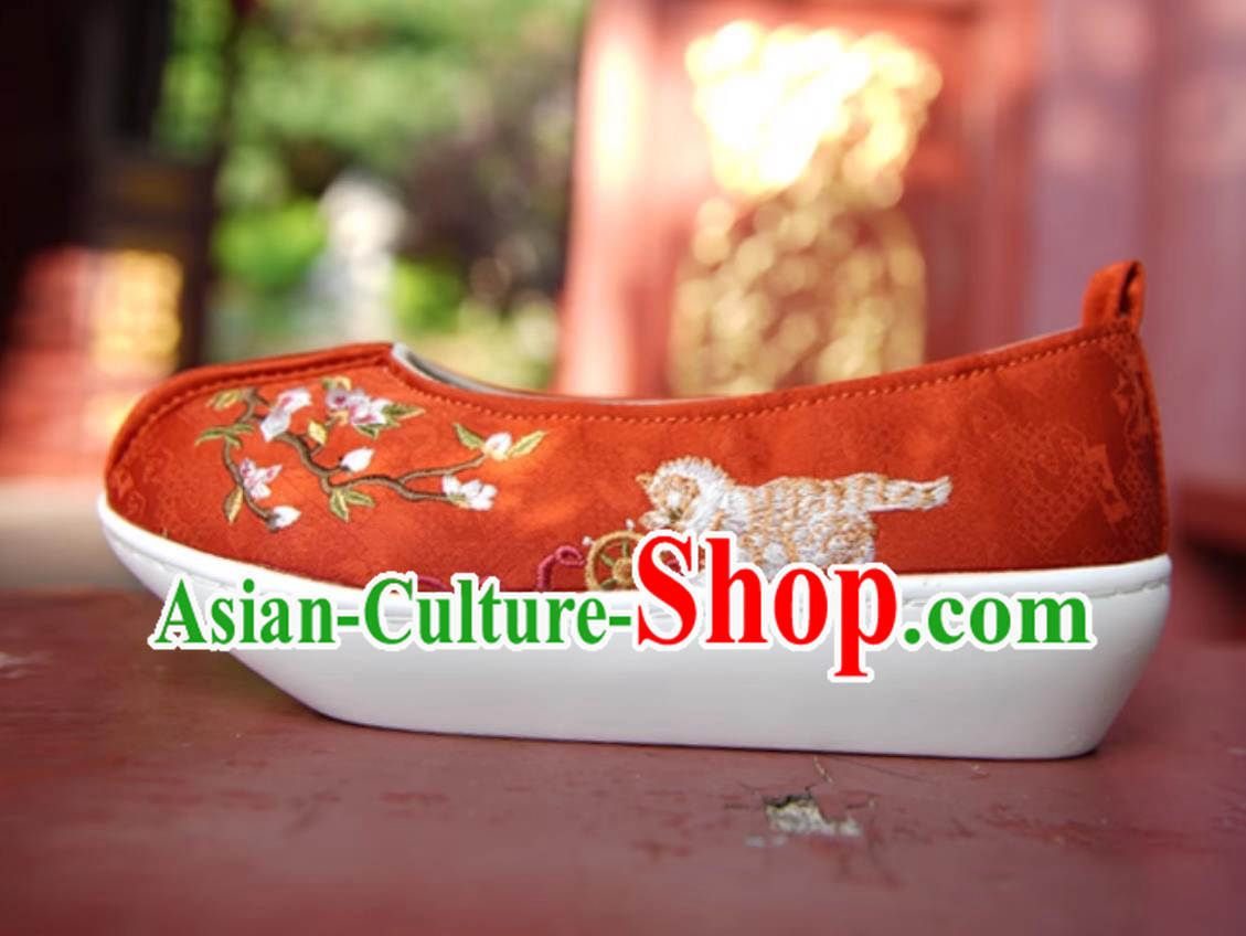 Ming Dynasty Dengyun Shoes Women Hanfu Shoes Red Embroidered Chinese Shoes Ming Dynasty Dengyun Shoes Women Hanfu Shoes Red Embroidered Chinese Shoes