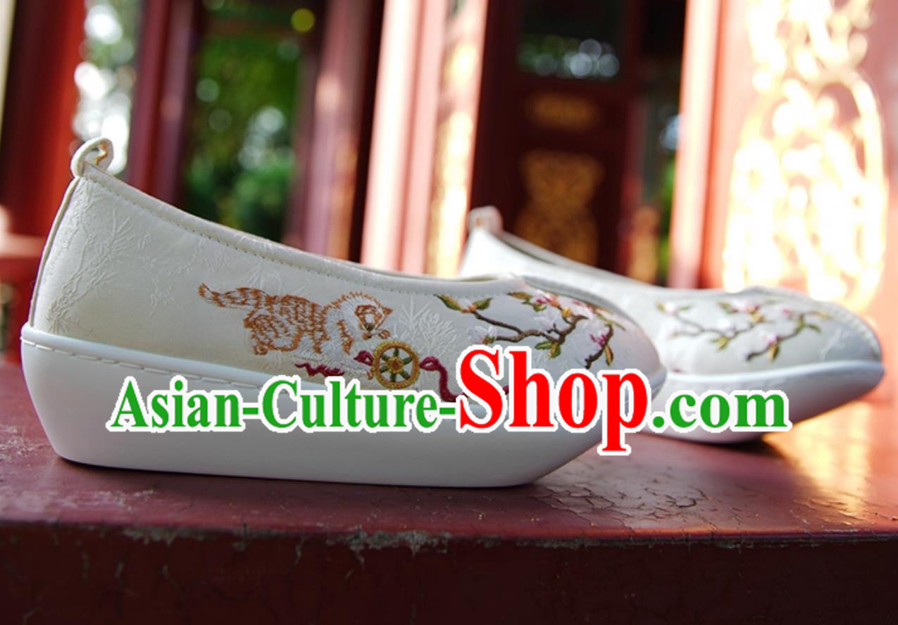 White Embroidered Chinese Shoes Ming Dynasty Dengyun Shoes Women Hanfu Shoes White Embroidered Chinese Shoes Ming Dynasty Dengyun Shoes Women Hanfu Shoes