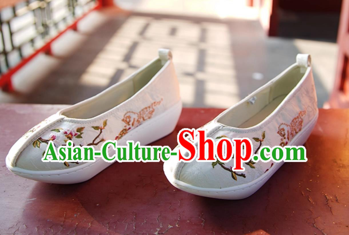 White Embroidered Chinese Shoes Ming Dynasty Dengyun Shoes Women Hanfu Shoes White Embroidered Chinese Shoes Ming Dynasty Dengyun Shoes Women Hanfu Shoes