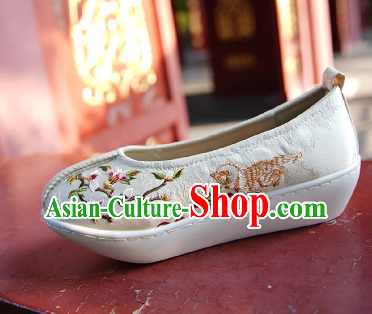 White Embroidered Chinese Shoes Ming Dynasty Dengyun Shoes Women Hanfu Shoes White Embroidered Chinese Shoes Ming Dynasty Dengyun Shoes Women Hanfu Shoes
