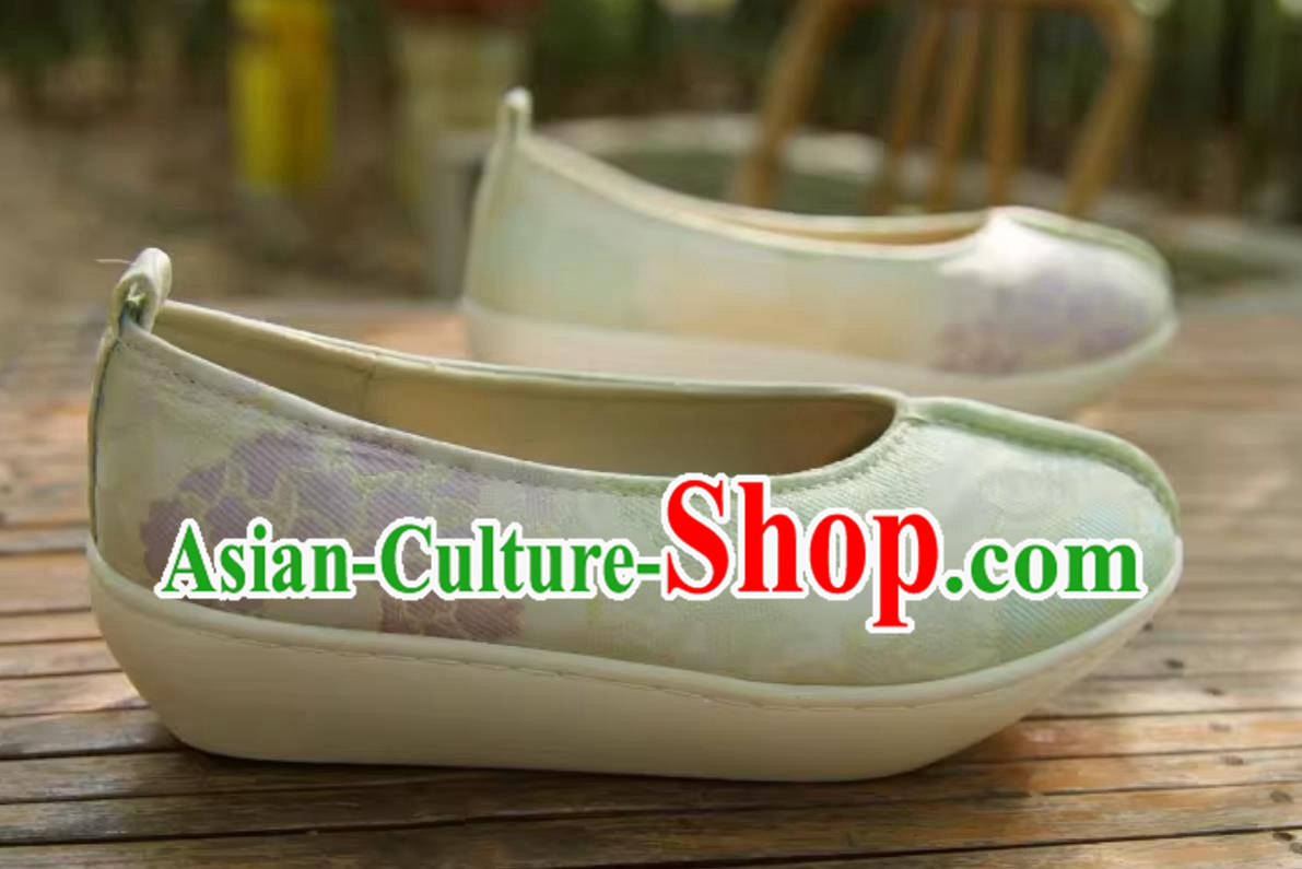 Ming Dynasty Dengyun Shoes Light Green Hanfu Shoes Floral Embroidered Chinese Shoes