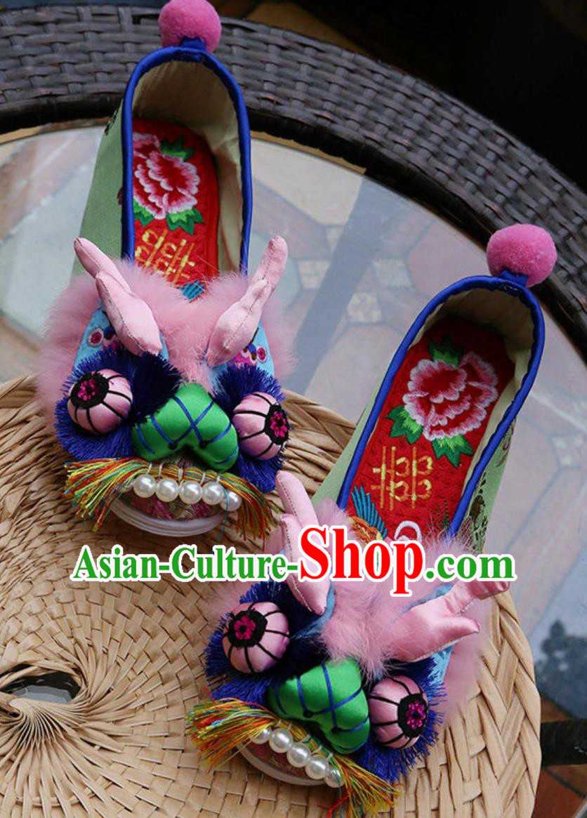 Chinese Handmade Cloth Shoes Layered Sole Shoes Embroidered Dragon Head Shoes Chinese Handmade Cloth Shoes Layered Sole Shoes Embroidered Dragon Head Shoes
